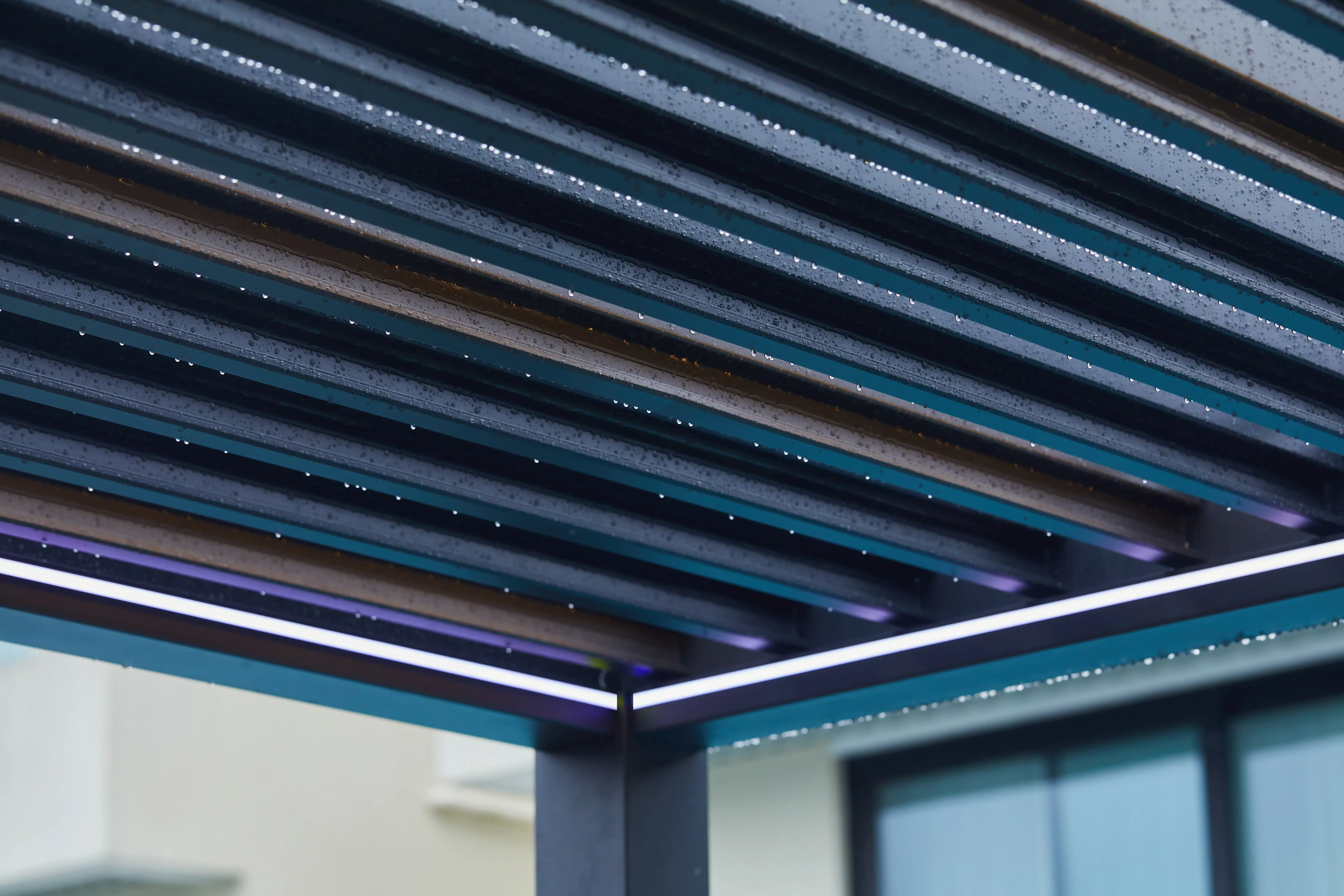 Motorized louvres